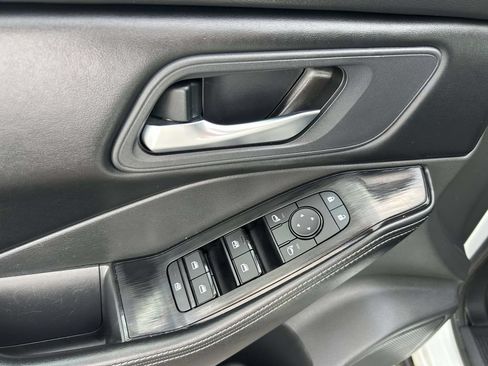 Used 2024 Nissan Rogue SV AWD/4WD image 18