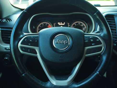 Used 2017 Jeep Cherokee Sport FWD image 13
