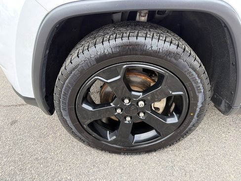 Used 2019 Jeep Grand Cherokee Laredo image 9