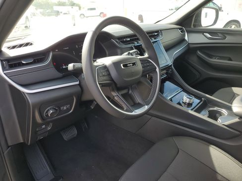 New 2025 Jeep Grand Cherokee 4WD image 9