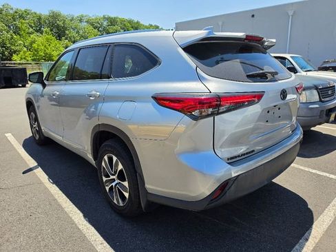 Used 2021 Toyota Highlander XLE AWD/4WD image 4