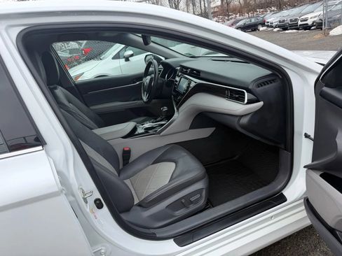 Used 2018 Toyota Camry XLE image 12