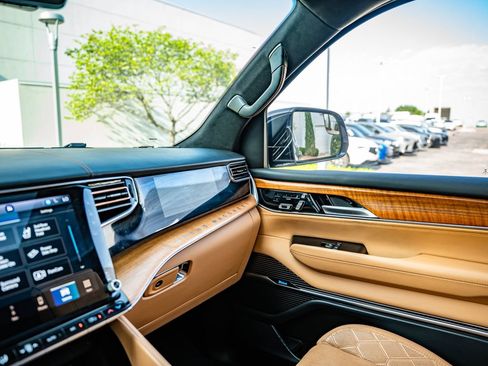 Used 2023 Jeep Grand Wagoneer Series III AWD/4WD image 27
