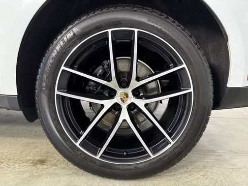 Certified 2024 Porsche Macan AWD/4WD image 14