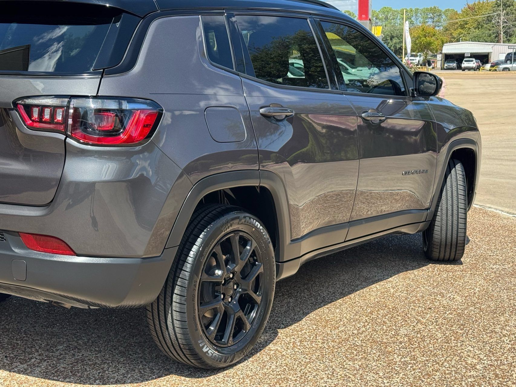 Used 2024 Jeep Compass Latitude w/ Sun and Sound Group AWD/4WD image 4