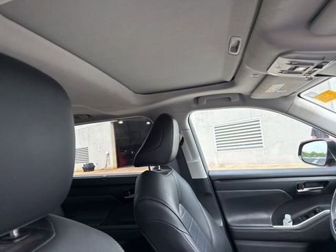 Used 2020 Toyota Highlander XLE AWD/4WD image 14