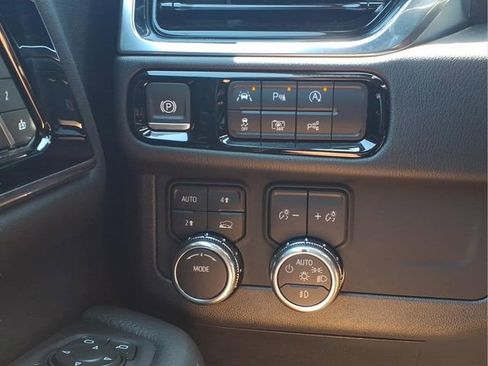 Used 2025 GMC Yukon Denali AWD/4WD image 15