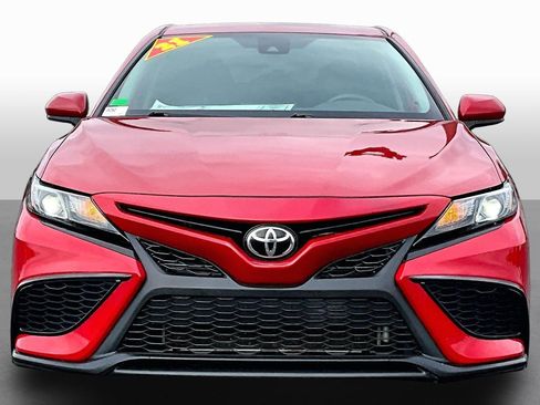 Used 2021 Toyota Camry SE image 3