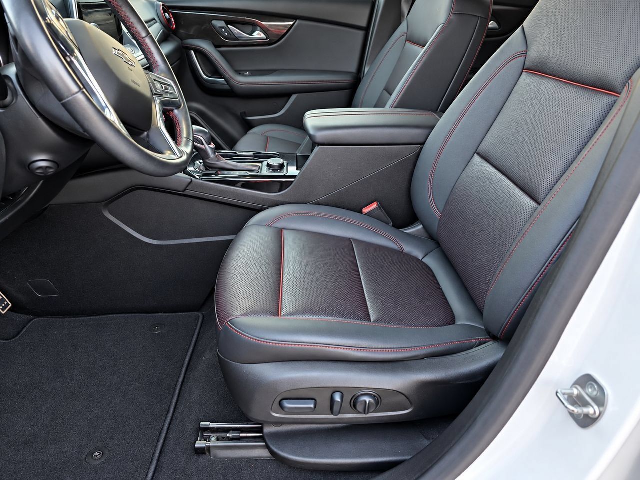 Certified 2022 Chevrolet Blazer RS w/ Enhanced Convenience Package AWD/4WD image 15