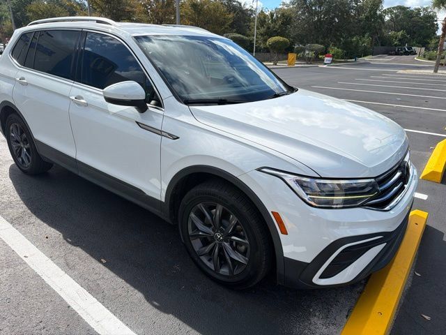 Used 2022 Volkswagen Tiguan SE FWD image 1
