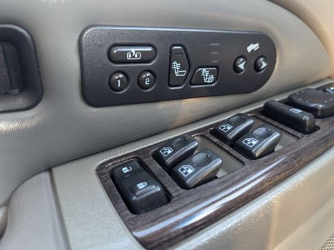 Used 2005 GMC Yukon XL Denali image 18