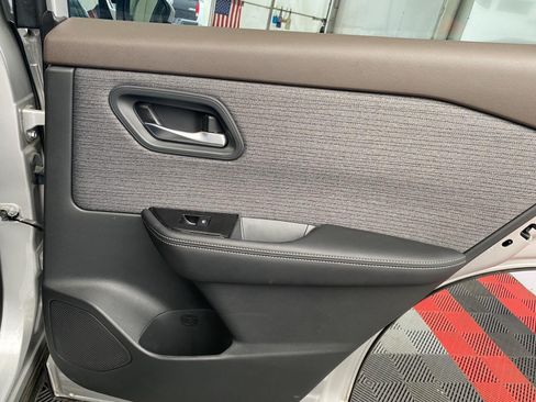 Used 2023 Nissan Rogue SV AWD/4WD image 10