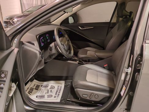 Certified 2023 Kia Niro EX image 16