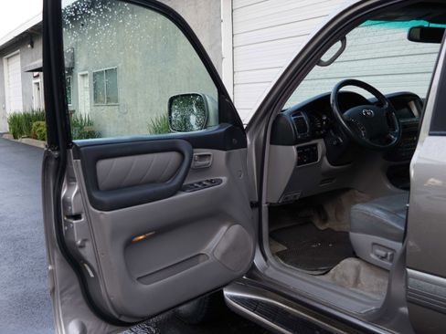 Used 2004 Toyota Land Cruiser image 36