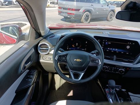 Used 2025 Chevrolet Trax LT w/ LT Convenience Package image 20