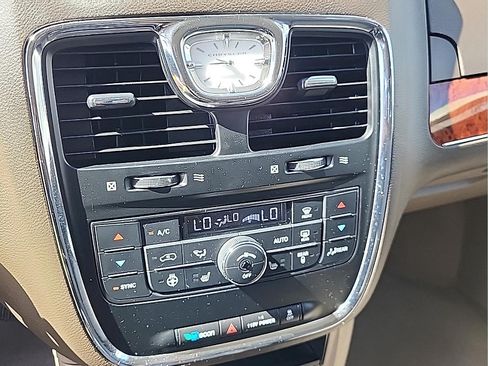 Used 2015 Chrysler Town & Country Touring w/ Driver Convenience Group FWD image 25