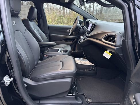 New 2026 Chrysler Pacifica Select image 30