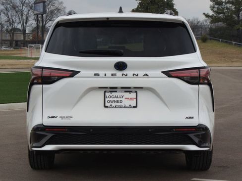 Used 2025 Toyota Sienna XSE w/ XSE Plus Package image 3