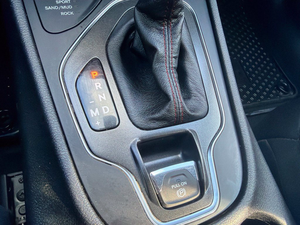 Used 2020 Jeep Cherokee Trailhawk w/ Comfort/Convenience Group AWD/4WD image 31