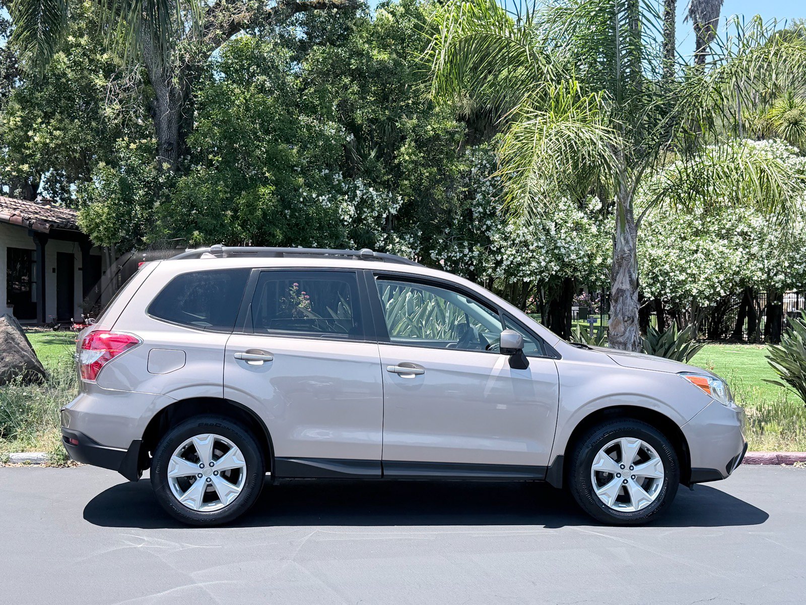 Used 2016 Subaru Forester 2.5i Premium w/ All-Weather Package AWD/4WD image 5