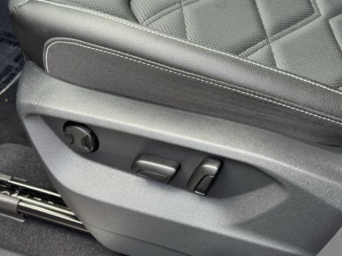 Used 2025 Volkswagen Atlas SE image 18