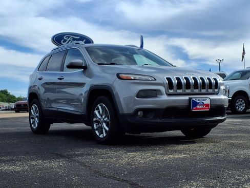 Used 2017 Jeep Cherokee Latitude FWD image 3