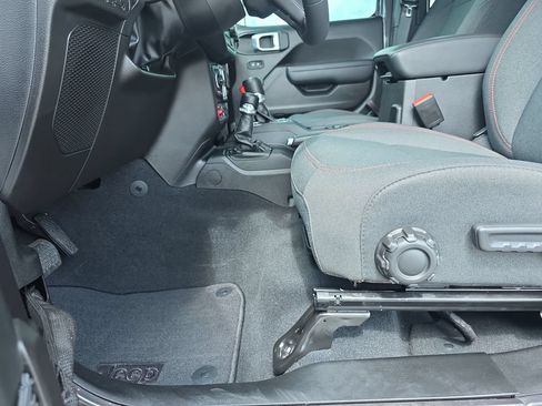 Used 2024 Jeep Wrangler Unlimited Rubicon w/ Technology Group AWD/4WD image 11