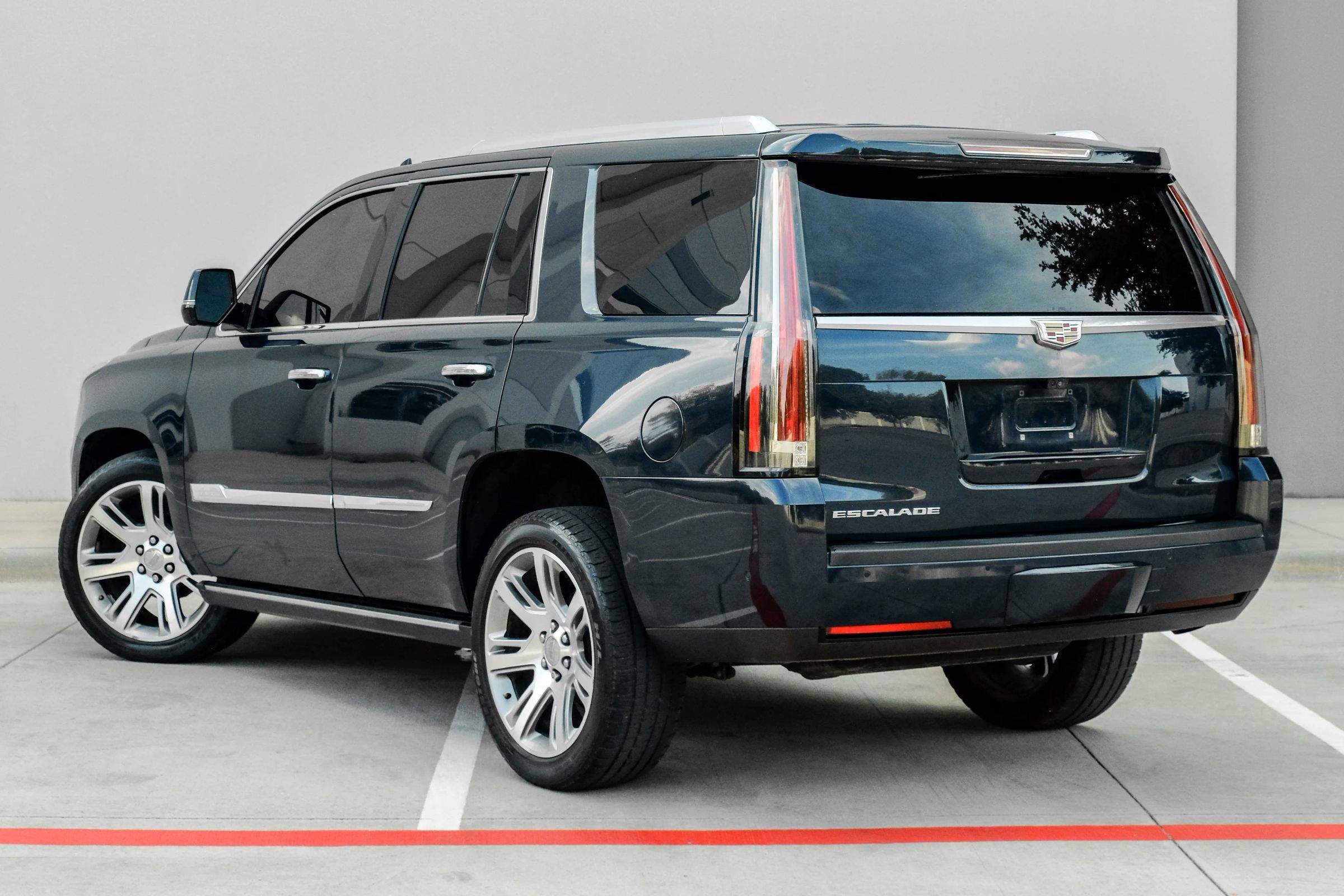 Used 2017 Cadillac Escalade Premium Luxury AWD/4WD image 16
