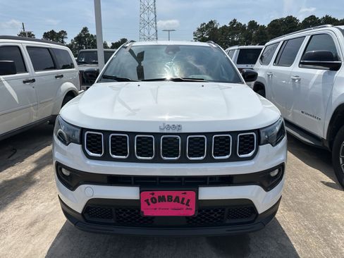 Used 2024 Jeep Compass Latitude AWD/4WD image 6