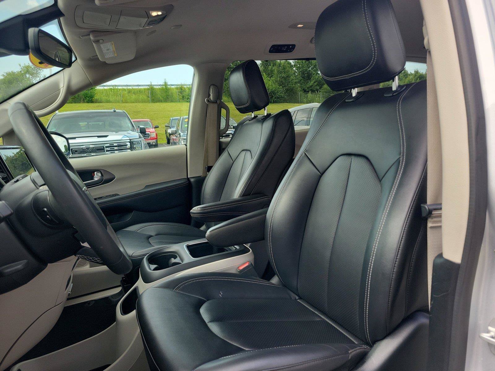 Used 2024 Chrysler Pacifica Touring-L FWD image 15