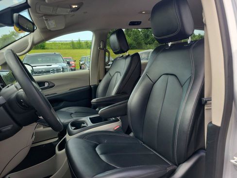 Used 2024 Chrysler Pacifica Touring-L FWD image 15
