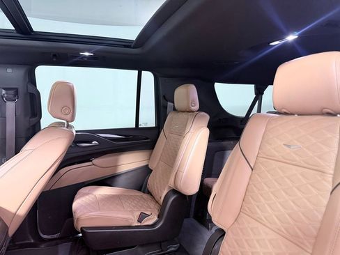 Used 2024 Cadillac Escalade ESV Premium Luxury AWD/4WD image 21