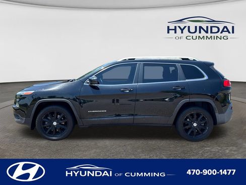 Used 2017 Jeep Cherokee Limited w/ Luxury Group AWD/4WD image 4