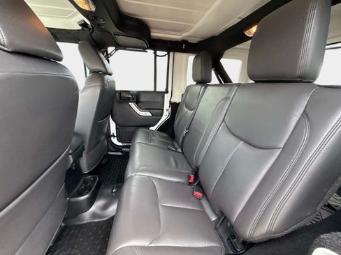 Used 2017 Jeep Wrangler Unlimited Sahara w/ Max Tow Package AWD/4WD image 14