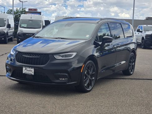 Used 2025 Chrysler Pacifica Limited FWD image 5