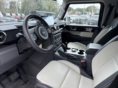 Used 2025 INEOS Grenadier Fieldmaster Edition image 12