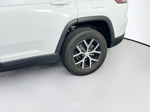 Used 2023 Jeep Grand Cherokee Limited AWD/4WD image 30