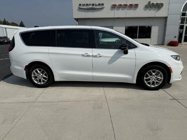 Used 2026 Chrysler Pacifica Select FWD image 9