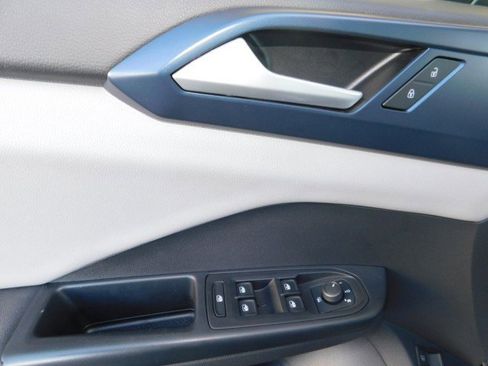 Used 2022 Volkswagen Taos SE w/ Panoramic Sunroof Package image 17