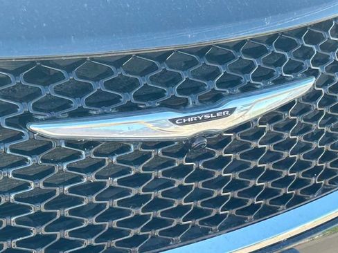 Used 2023 Chrysler Pacifica Touring-L FWD image 10