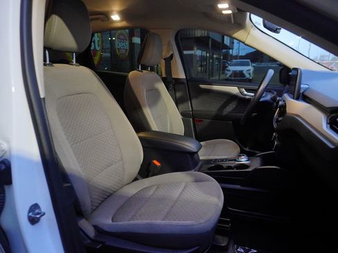 Used 2020 Ford Escape SE image 30
