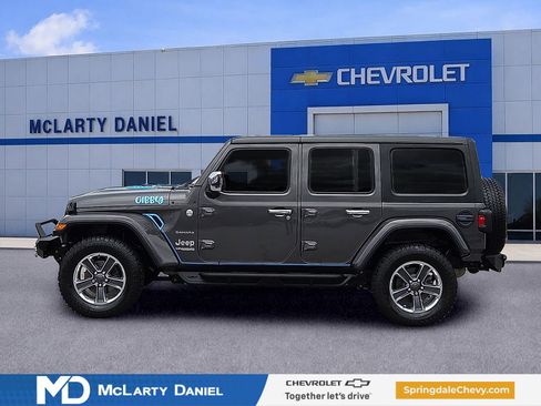 Used 2019 Jeep Wrangler Unlimited Sahara w/ Cold Weather Group AWD/4WD image 3