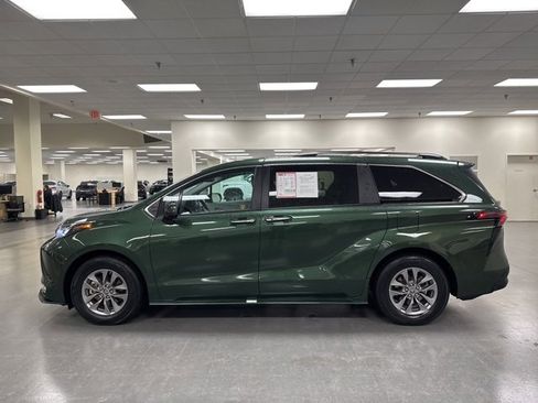 Used 2024 Toyota Sienna XLE image 4