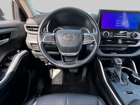 Used 2023 Toyota Highlander XLE FWD image 6