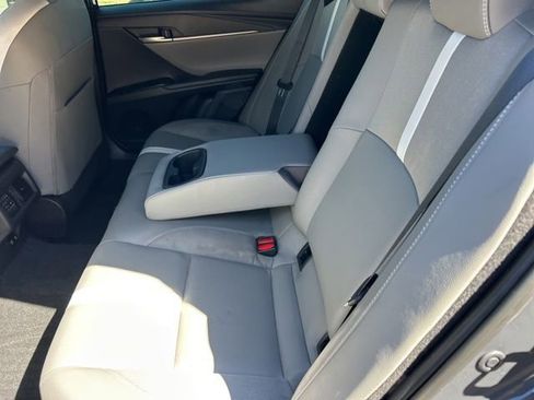 Used 2025 Toyota Camry SE w/ Convenience Package image 9