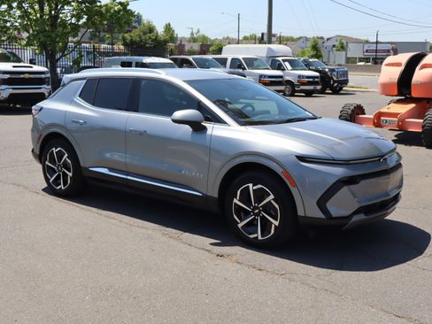 Used 2025 Chevrolet Equinox EV LT FWD image 2
