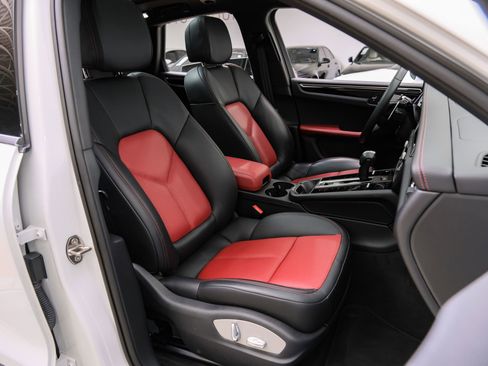 Used 2023 Porsche Macan AWD/4WD image 35