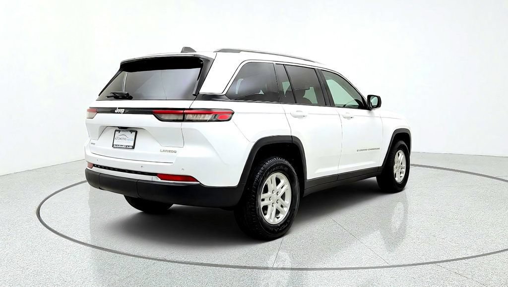 Used 2023 Jeep Grand Cherokee Laredo AWD/4WD image 5