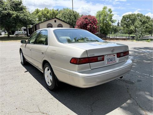 Used 1998 Toyota Camry LE FWD image 3
