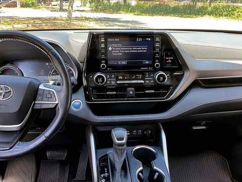 Used 2022 Toyota Highlander XLE image 9